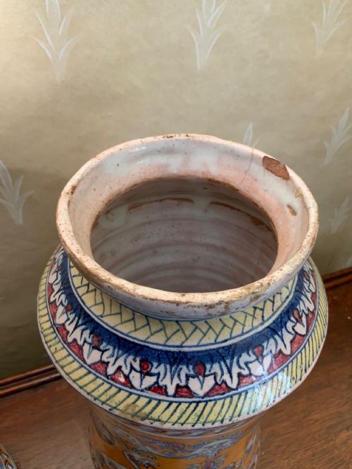 A PAIR OF 19TH CENTURY ITALIAN MAIOLICA ALBARELLO - ADDITIONAL PHOTO 3