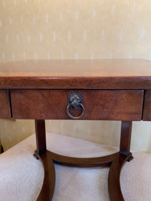 A MAHOGANY OCCASIONAL TABLE - ADDITIONAL PHOTO 1