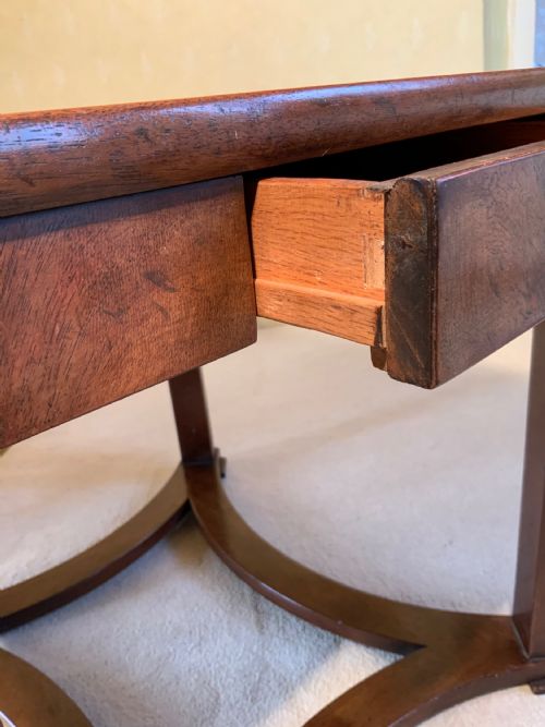 A MAHOGANY OCCASIONAL TABLE - ADDITIONAL PHOTO 5