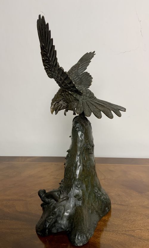 JAPANESE BRONZE SCULPTURE OF A HAWK - ADDITIONAL PHOTO 1