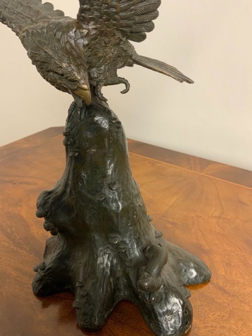 JAPANESE BRONZE SCULPTURE OF A HAWK - ADDITIONAL PHOTO 3