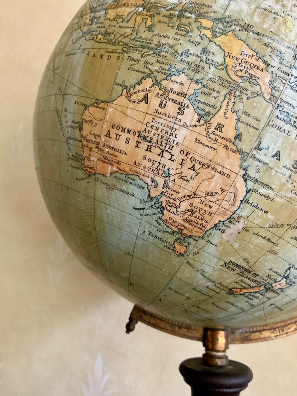 An early 20th century  Philips’ globe View V
