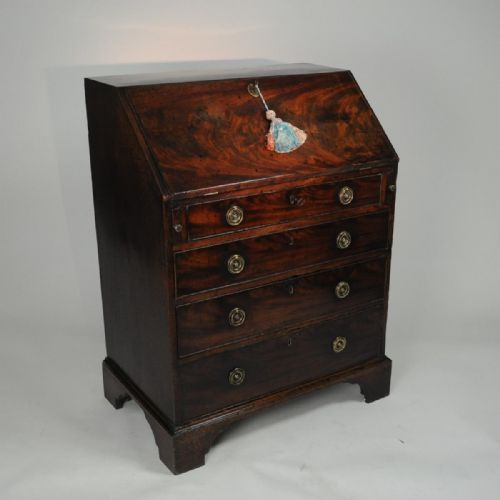 SMALL GEORGIAN MAHOGANY BUREAU - ADDITIONAL PHOTO 1
