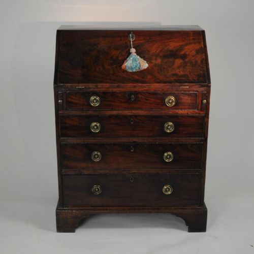SMALL GEORGIAN MAHOGANY BUREAU - ADDITIONAL PHOTO 2