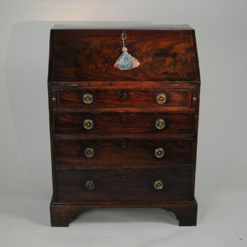 SMALL GEORGIAN MAHOGANY BUREAU - ADDITIONAL PHOTO 3