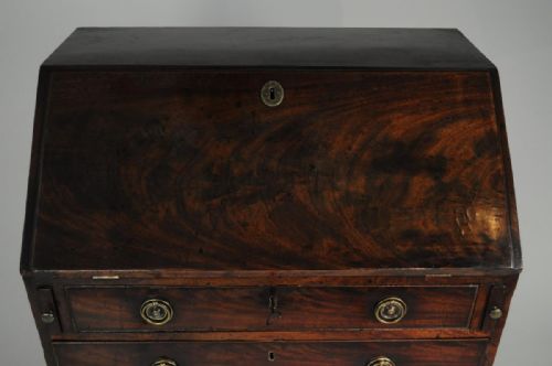 SMALL GEORGIAN MAHOGANY BUREAU - ADDITIONAL PHOTO 4