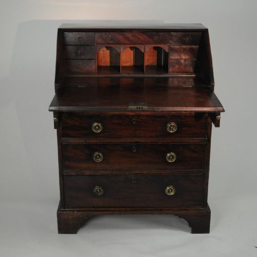 SMALL GEORGIAN MAHOGANY BUREAU - ADDITIONAL PHOTO 5