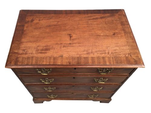SMALL GEORGE III MAHOGANY CHEST OF DRAWERS - ADDITIONAL PHOTO 3