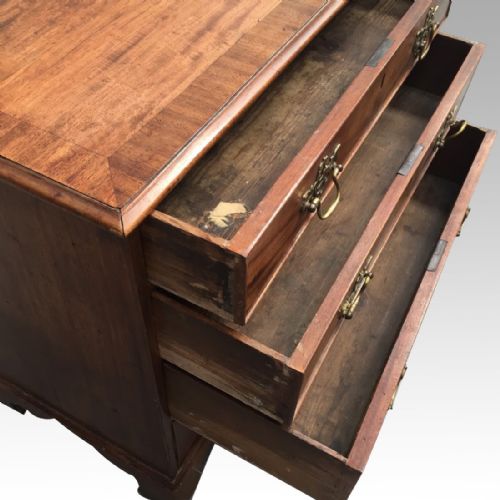 SMALL GEORGE III MAHOGANY CHEST OF DRAWERS - ADDITIONAL PHOTO 4