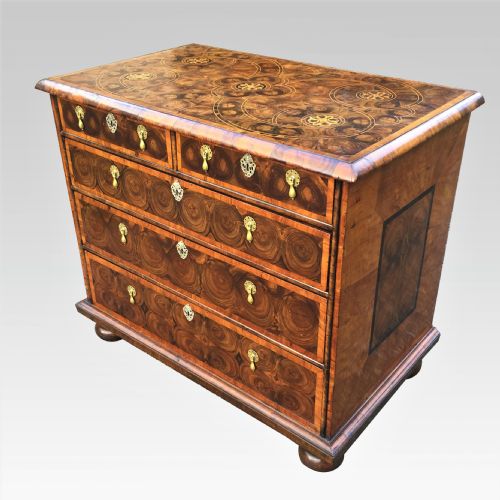 william mary oyster veneered chest of drawers - CATEGORY: ANTIQUE CHEST OF DRAWERS - DATED 17TH CENTURY