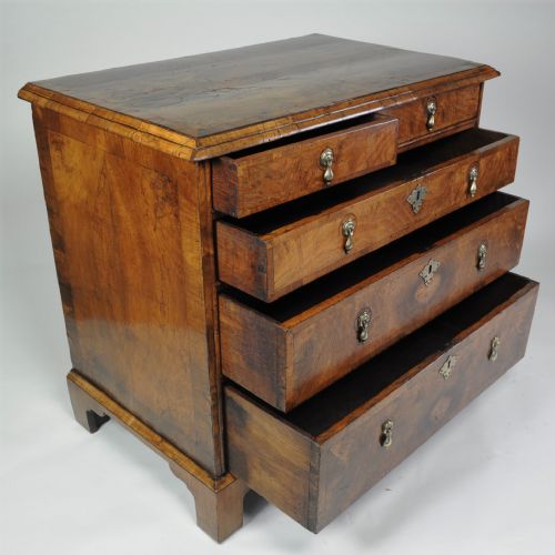 GOOD GEORGE II BURR WALNUT CHEST OF DRAWERS - ADDITIONAL PHOTO 1