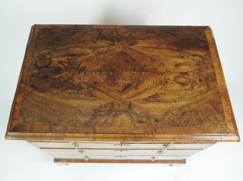 GOOD GEORGE II BURR WALNUT CHEST OF DRAWERS - ADDITIONAL PHOTO 2