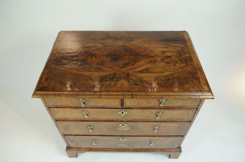 GOOD GEORGE II BURR WALNUT CHEST OF DRAWERS - ADDITIONAL PHOTO 4