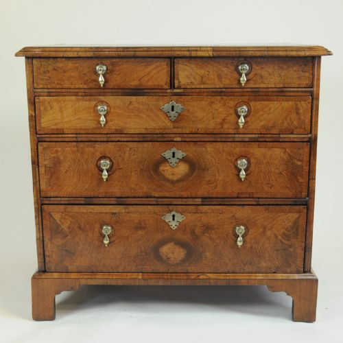 GOOD GEORGE II BURR WALNUT CHEST OF DRAWERS - ADDITIONAL PHOTO 5