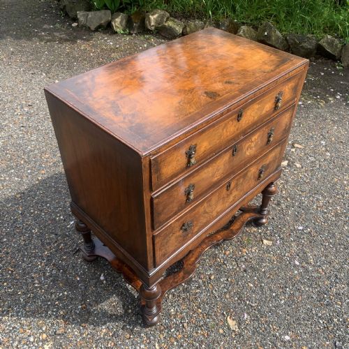 SMALL WALNUT CHEST OF DRAWERS - ADDITIONAL PHOTO 4