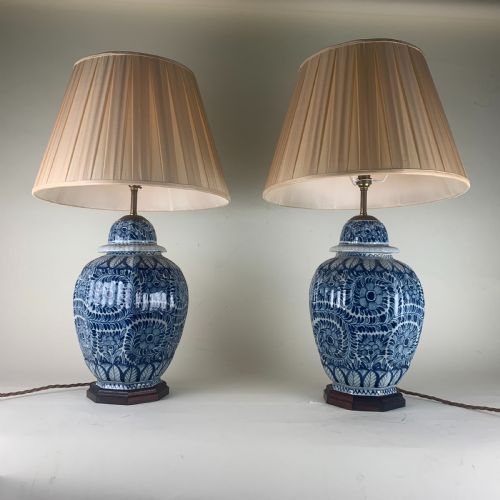 LARGE PAIR OF BLUE AND WHITE DELFT VASES TABLE LAMPS - ADDITIONAL PHOTO 1