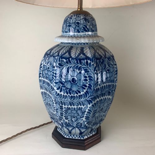 LARGE PAIR OF BLUE AND WHITE DELFT VASES TABLE LAMPS - ADDITIONAL PHOTO 3