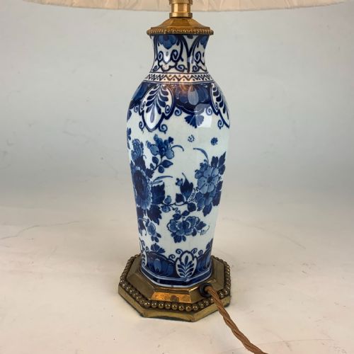 SMALL BLUE AND WHITE DELFTWARE TABLE LAMP - ADDITIONAL PHOTO 2