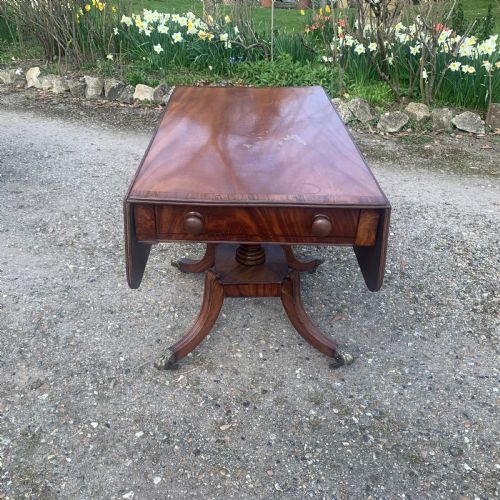 GEORGIAN FIGURED MAHOGANY PEMBROKEBREAKFAST TABLE - ADDITIONAL PHOTO 1