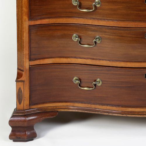 GEORGIAN SERPENTINE SHAPED MAHOGANY AND SATINWOOD CHEST OF DRAWERS - ADDITIONAL PHOTO 4