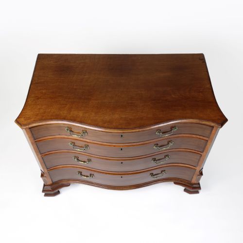 GEORGIAN SERPENTINE SHAPED MAHOGANY AND SATINWOOD CHEST OF DRAWERS - ADDITIONAL PHOTO 9