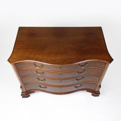 GEORGIAN SERPENTINE SHAPED MAHOGANY AND SATINWOOD CHEST OF DRAWERS - ADDITIONAL PHOTO 16