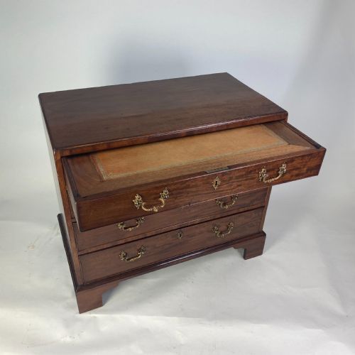 SMALL CHIPPENDALE PERIOD MAHOGANY CHEST OF DRAWERS - ADDITIONAL PHOTO 3