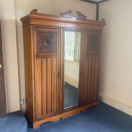 19TH CENTURY WALNUT TRIPLE WARDROBE - ADDITIONAL PHOTO 1
