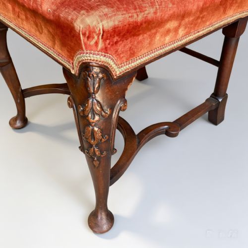 PAIR OF GEORGE II STYLE UPHOLSTERED AND CARVED WALNUT SIDE CHAIRS - ADDITIONAL PHOTO 7