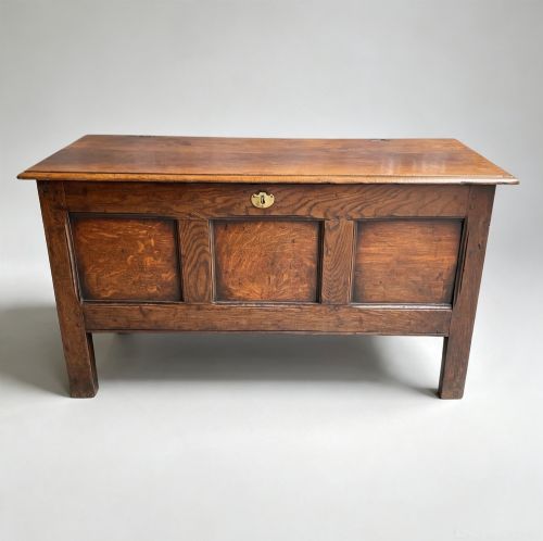 17TH CENTURY OAK COFFER