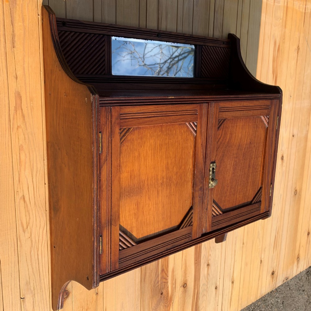 Hanging wall cupboard