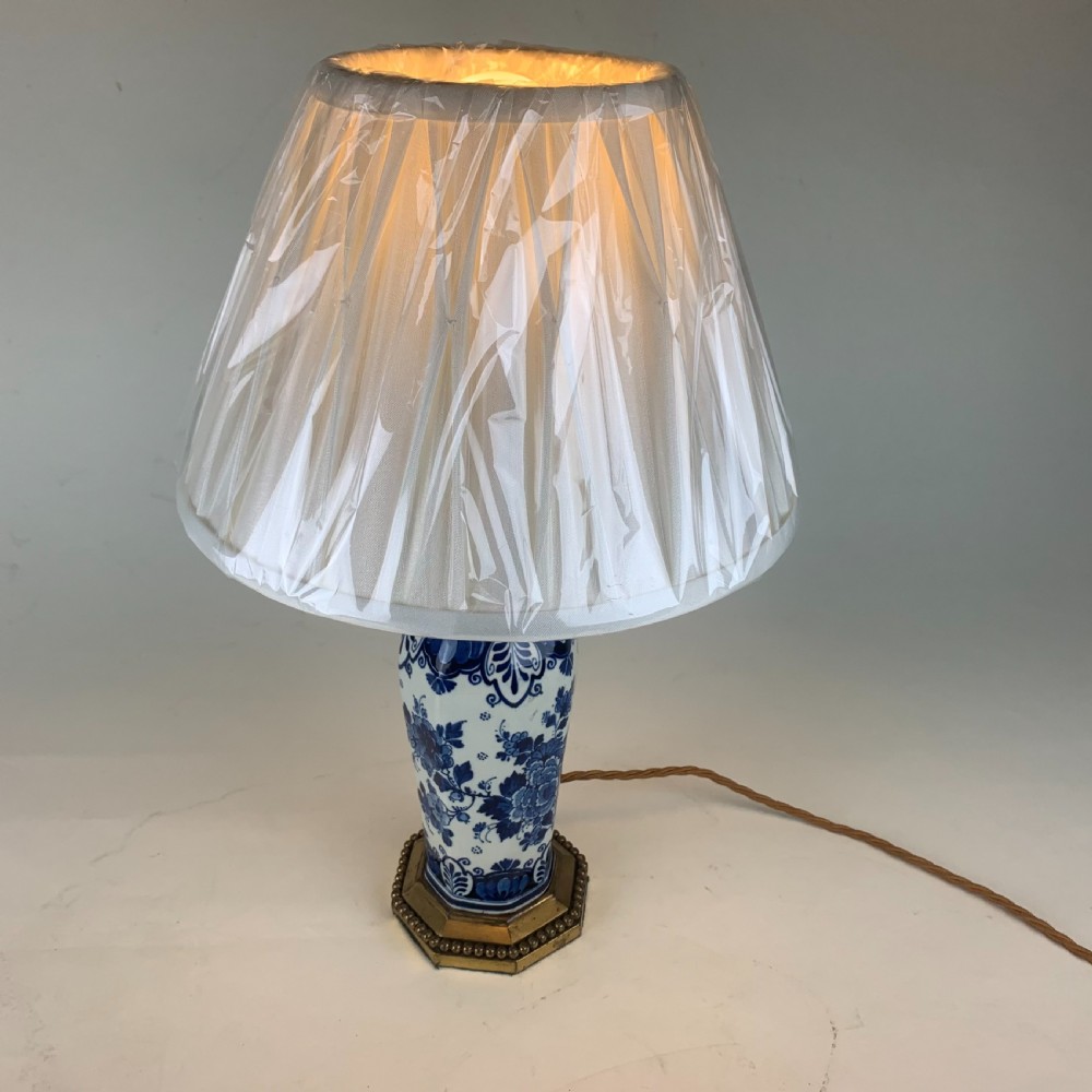 Small blue and white Delftware table lamp