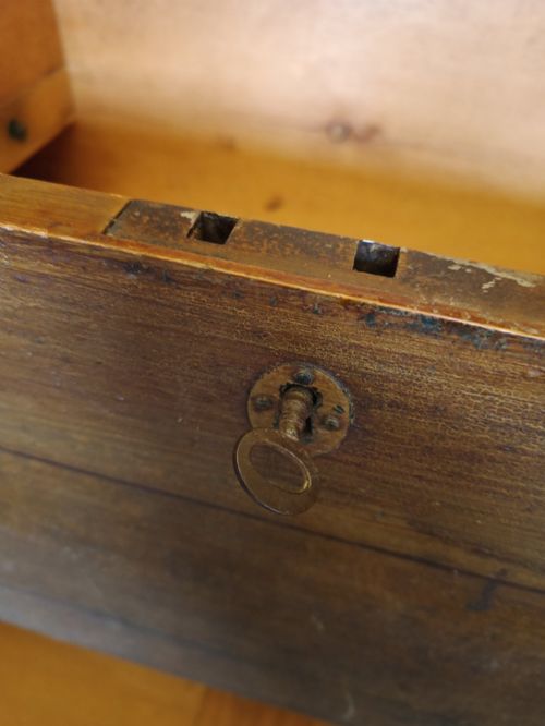 PAINTED PINE MULE CHEST EARLY 19TH CENTURY - ADDITIONAL PHOTO 3