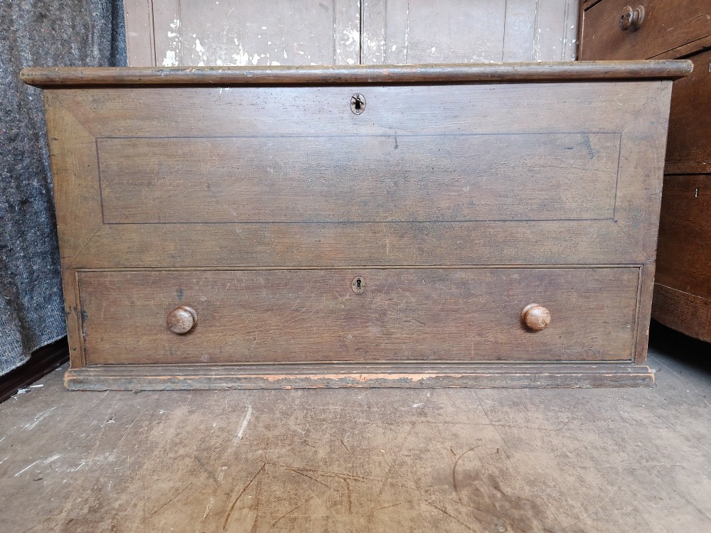 An early 19th-century painted pine mule chest featuring a top hinged coffer lid, a single lower drawer with two turned wooden knobs, and keyhole escutcheons.