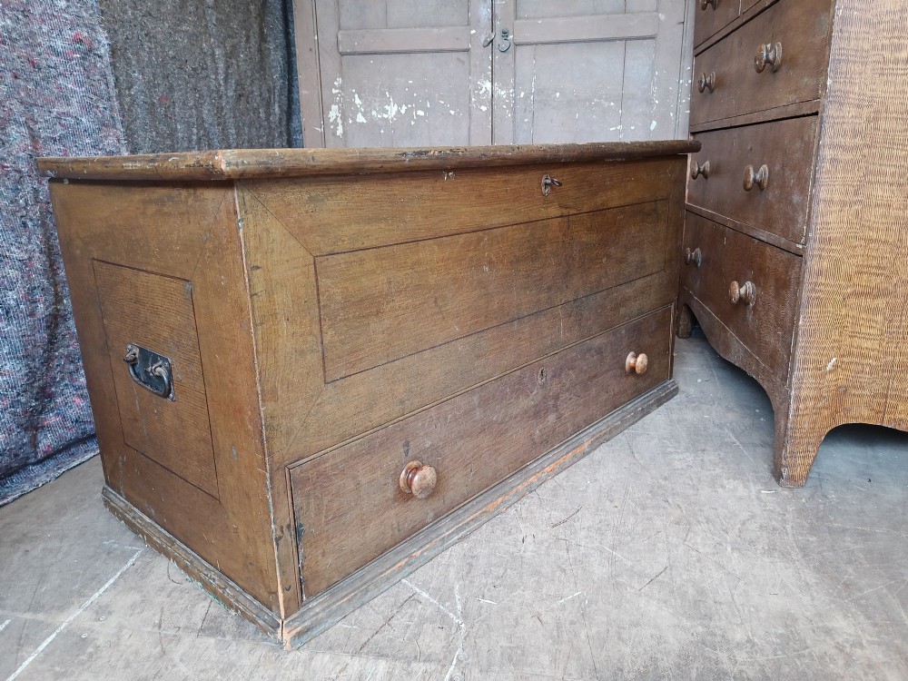 An early 19th-century painted pine mule chest featuring a top hinged coffer lid, a single lower drawer with two turned wooden knobs, and keyhole escutcheons. View II