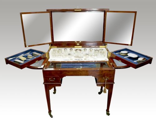 An Edwardian Ormolu-mounted Mahogany Enclosed Dressing Table