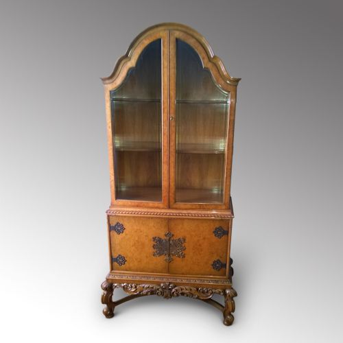 Fine Quality 1920'S Walnut Display Cabinet