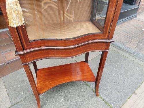 LATE VICTORIAN MAHOGANY SERPENTINE DISPLAY CABINET - ADDITIONAL PHOTO 5