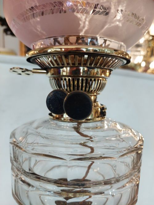 LATE 19THC BRASS TABLE OIL LAMP - ADDITIONAL PHOTO 4
