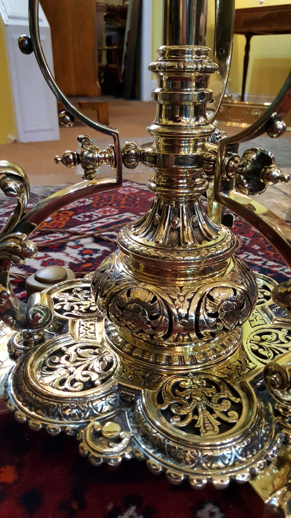 Victorian brass extending oil standard lamp View IV