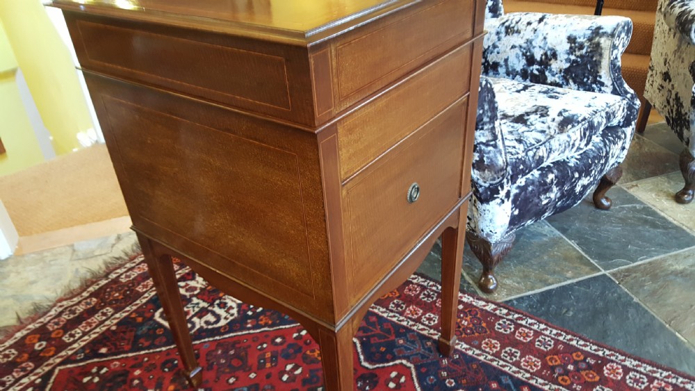 Grahams Gramophone in Sheraton Style Mahogany Cabinet View IX