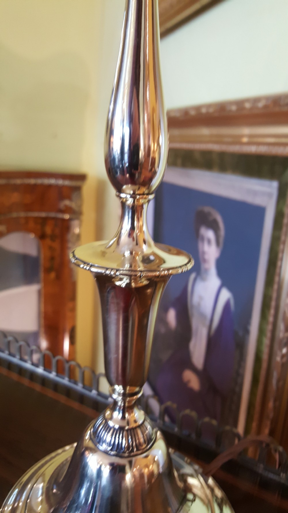 An early twentieth-century polished brass table lamp featuring a contoured stem and a white scalloped fabric shade with embroidered details. View III