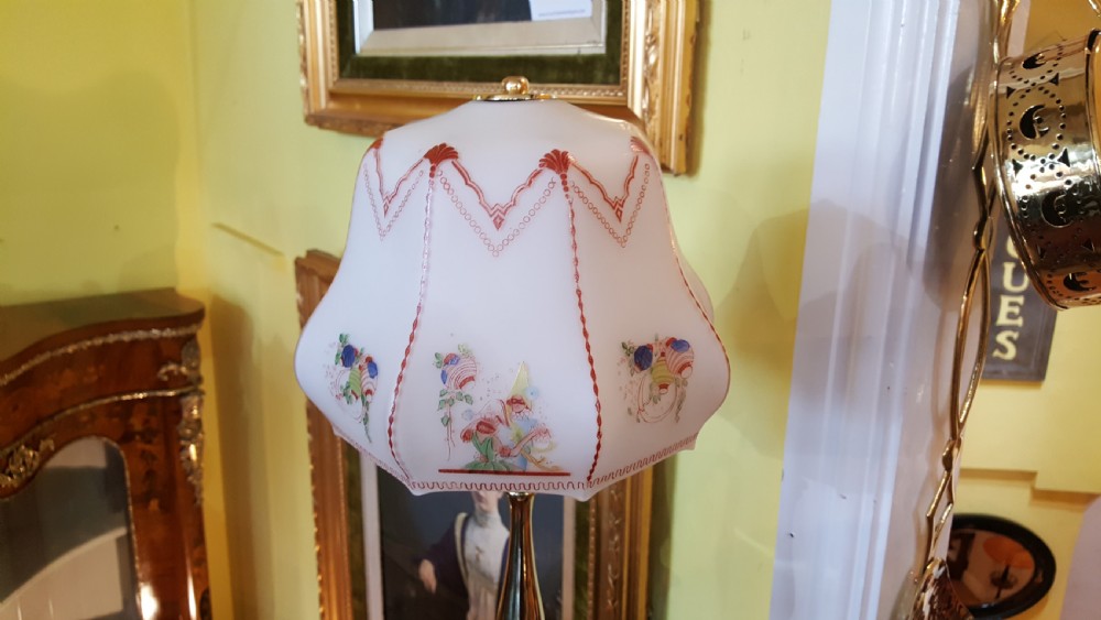 An early twentieth-century polished brass table lamp featuring a contoured stem and a white scalloped fabric shade with embroidered details. View IV
