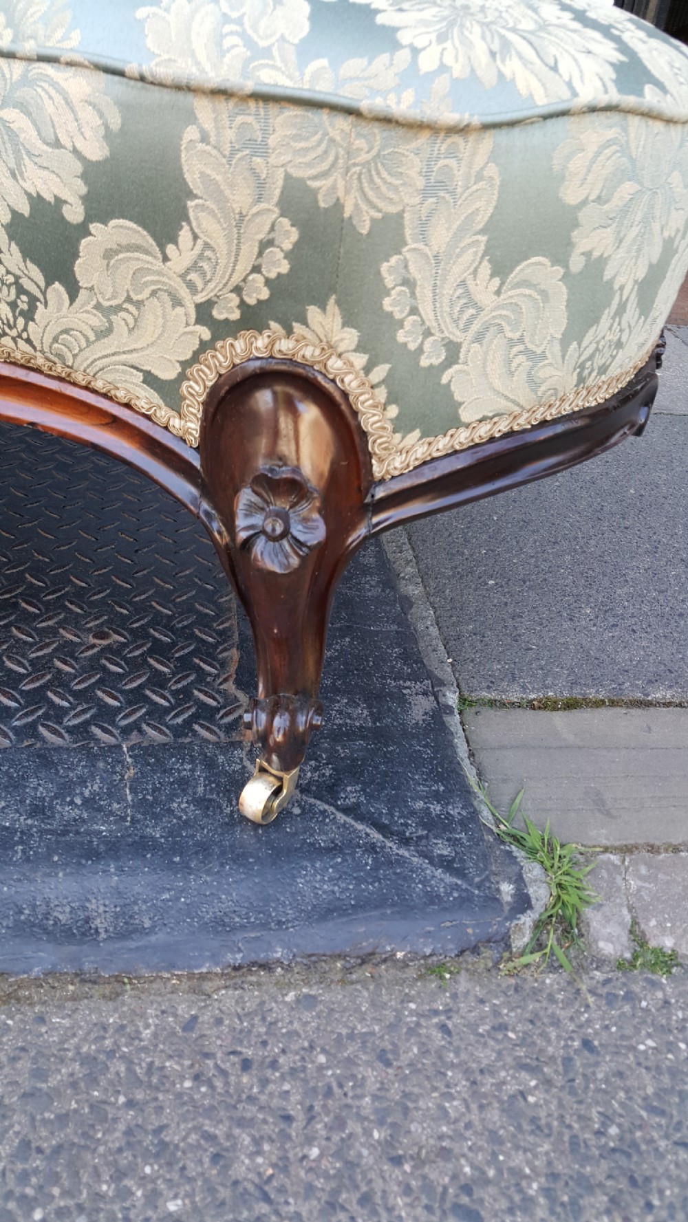 Victorian Mahogany Serpentine Chaise Lounge View III
