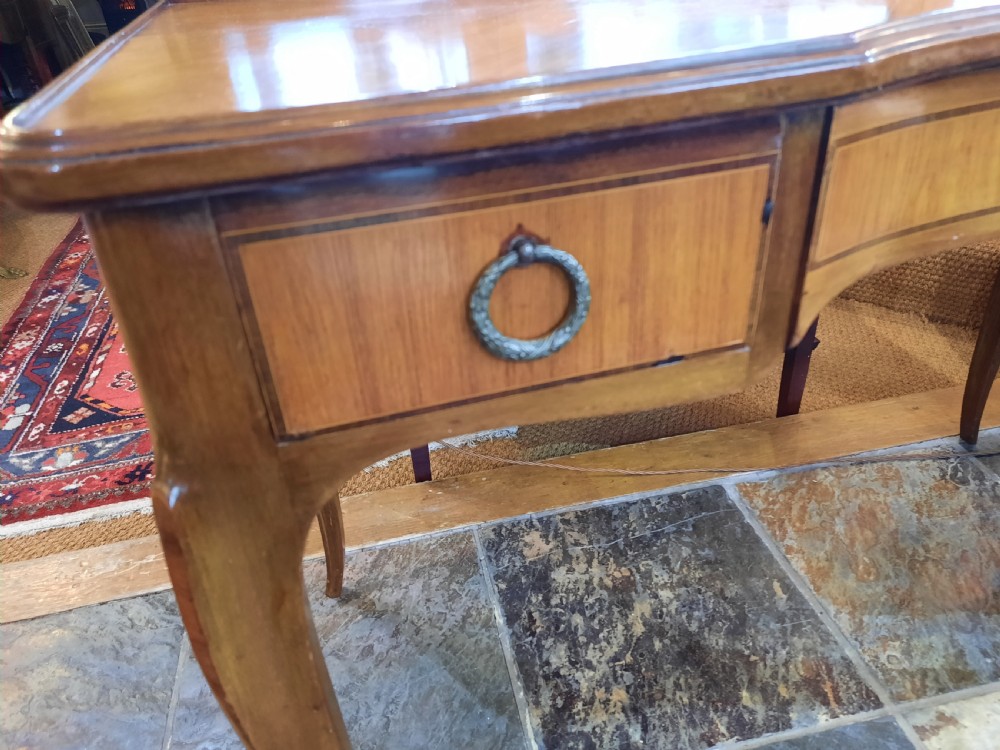 An early 20th-century French kingwood and rosewood crossbanded dressing table featuring a tri-fold mirror, slender cabriole legs, and three drawers. View II