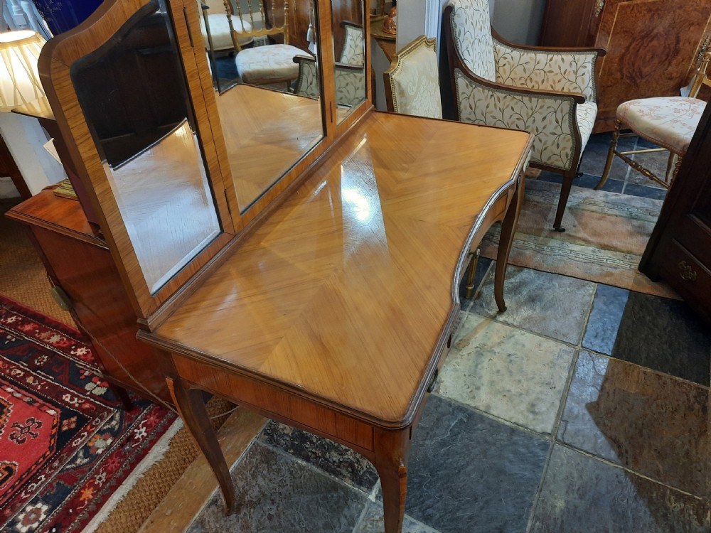 An early 20th-century French kingwood and rosewood crossbanded dressing table featuring a tri-fold mirror, slender cabriole legs, and three drawers. View IV
