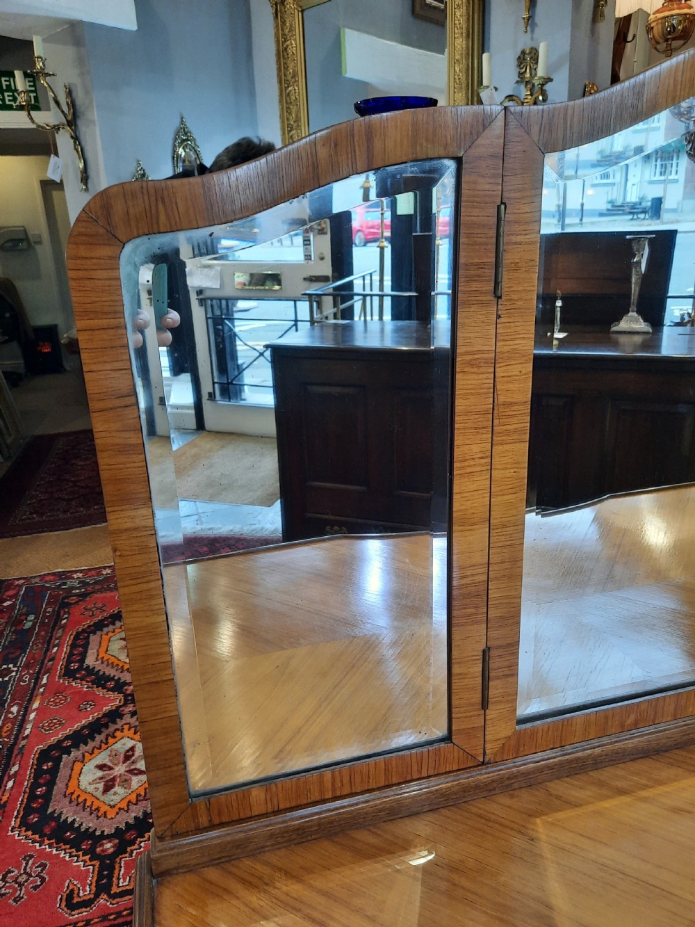 An early 20th-century French kingwood and rosewood crossbanded dressing table featuring a tri-fold mirror, slender cabriole legs, and three drawers. View VI