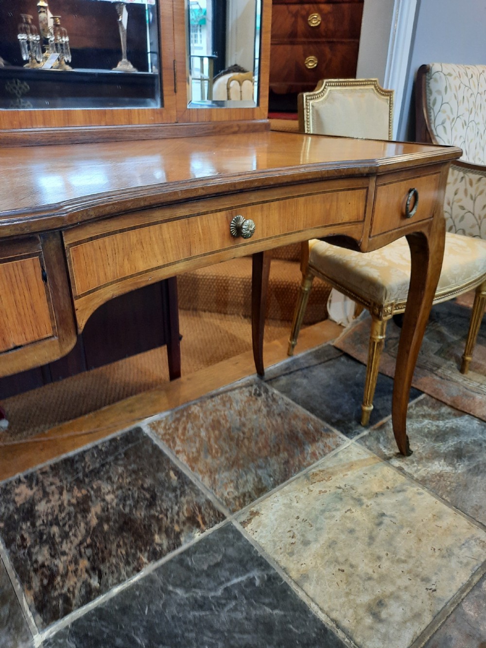An early 20th-century French kingwood and rosewood crossbanded dressing table featuring a tri-fold mirror, slender cabriole legs, and three drawers. View VII