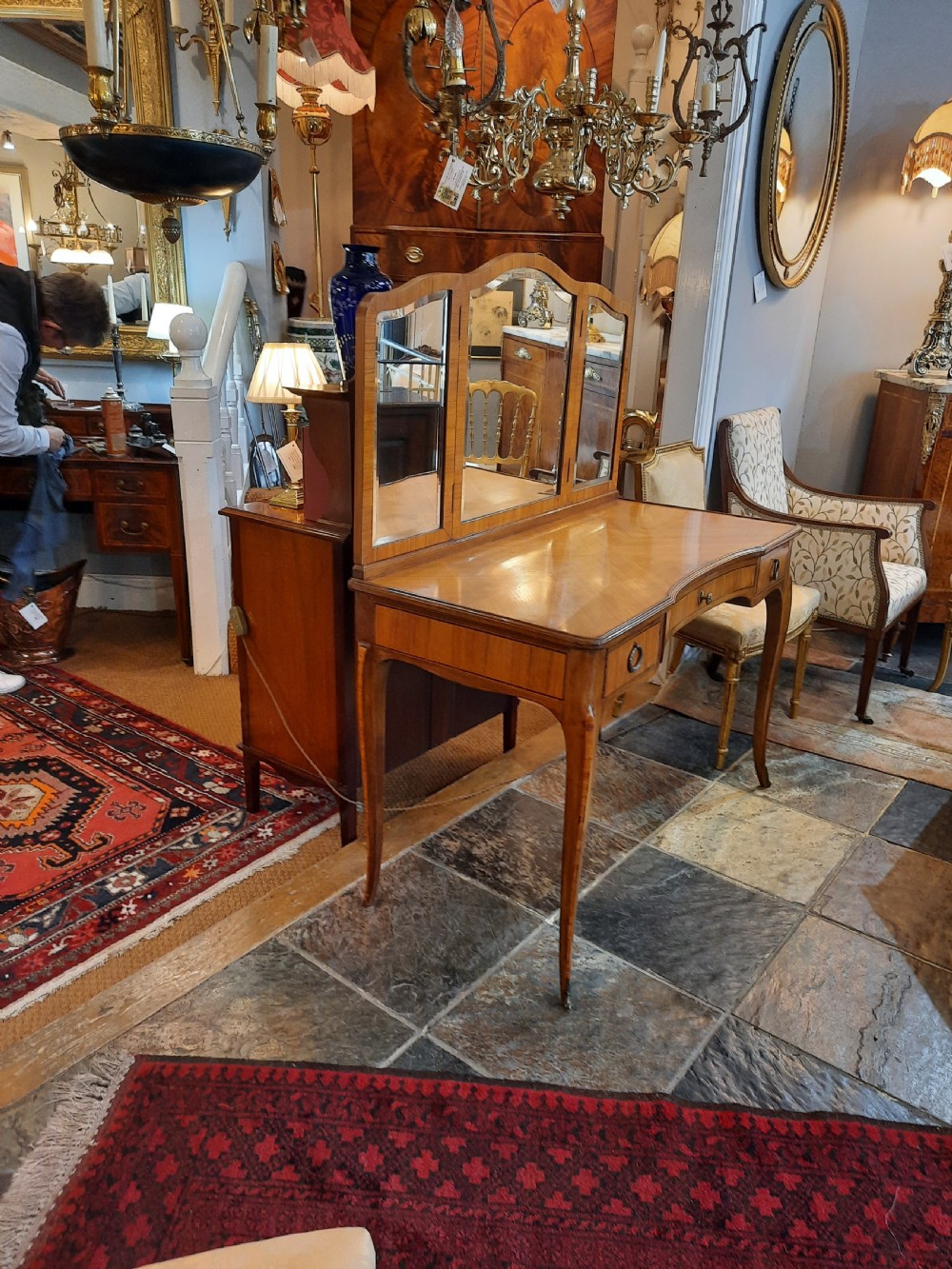 An early 20th-century French kingwood and rosewood crossbanded dressing table featuring a tri-fold mirror, slender cabriole legs, and three drawers. View VIII