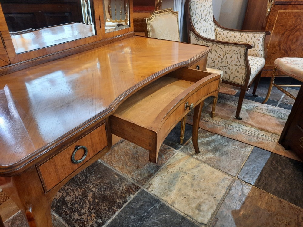 An early 20th-century French kingwood and rosewood crossbanded dressing table featuring a tri-fold mirror, slender cabriole legs, and three drawers. View IX